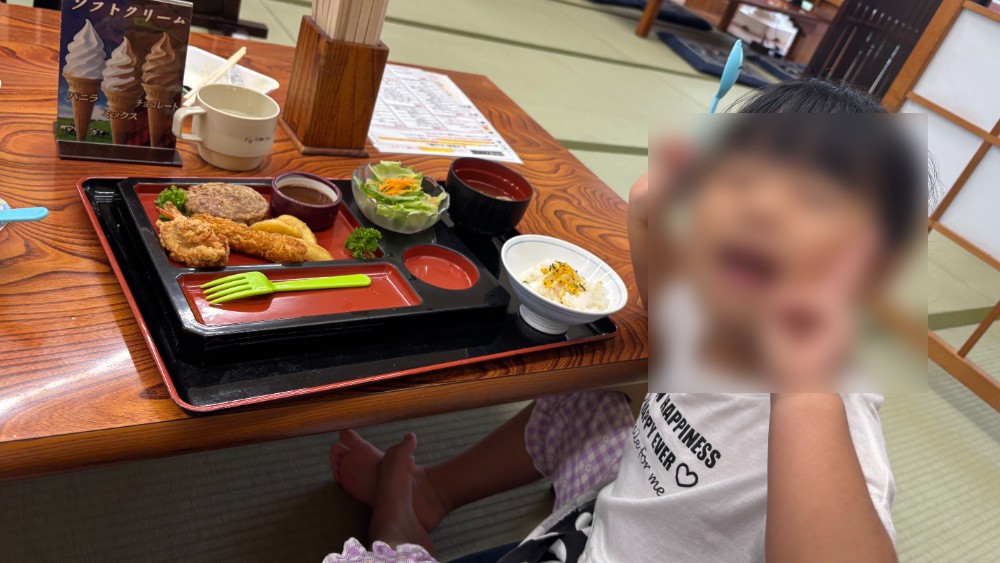 椿家でお子様御膳を前に座る4歳の子ども