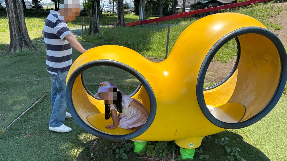 わんぱく広場の黄色いトンネル遊具