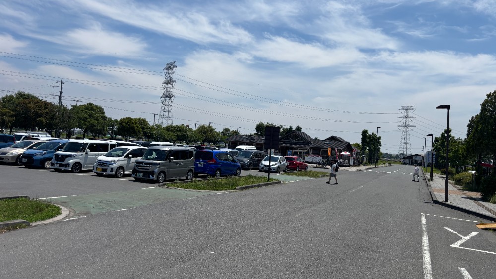 道の駅いちごの里よしみの駐車場の様子