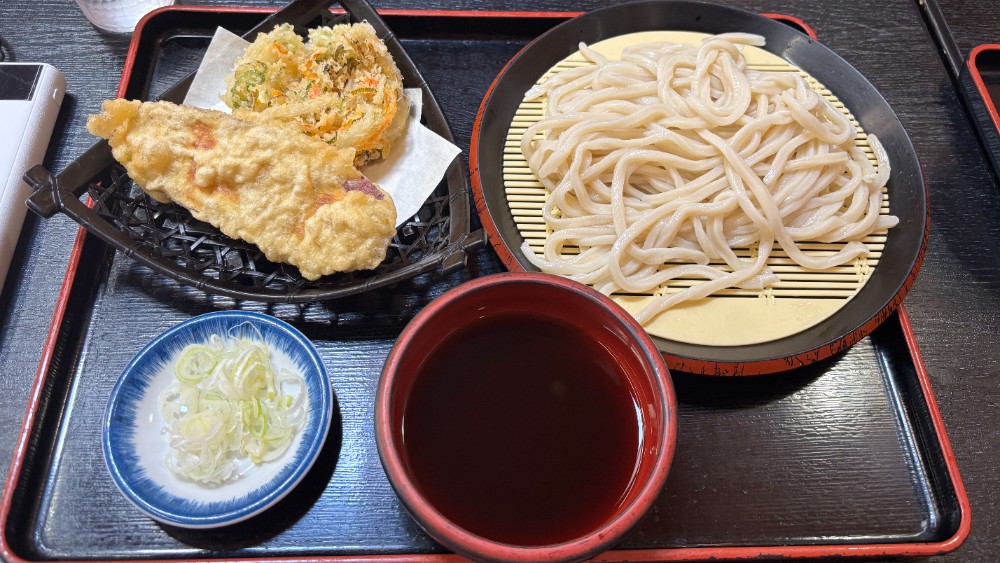 楽楽庵で食べた野菜天ぷらともりうどん