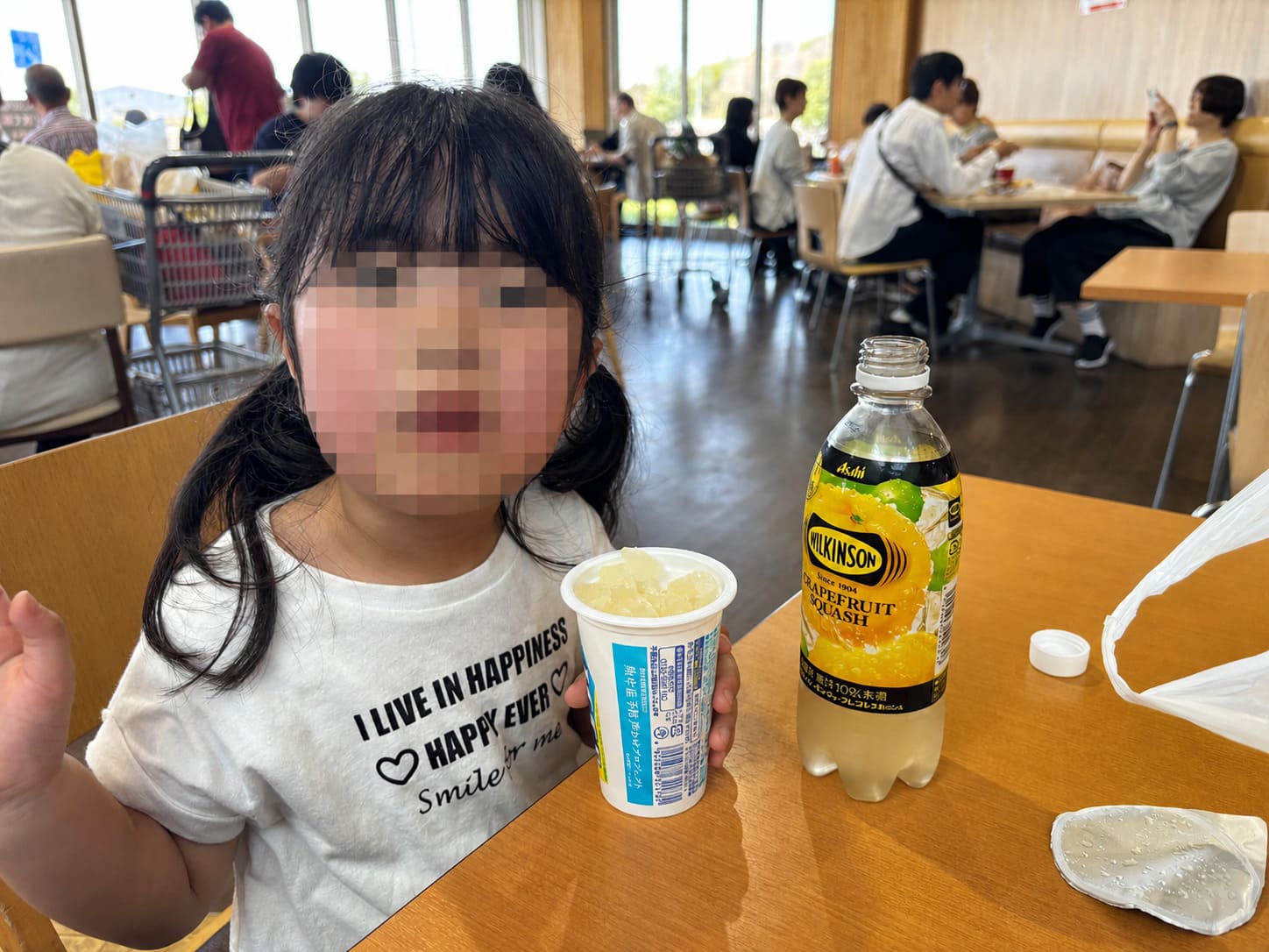 子どもがアイスを食べている様子