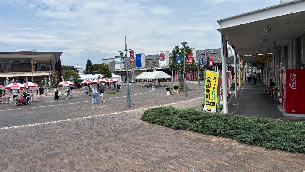 道の駅ららん藤岡の中央広場と噴水周辺の店舗
