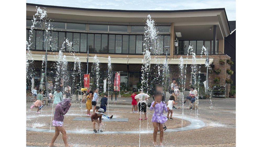 道の駅ららん藤岡の噴水広場で水遊びをする子どもたち