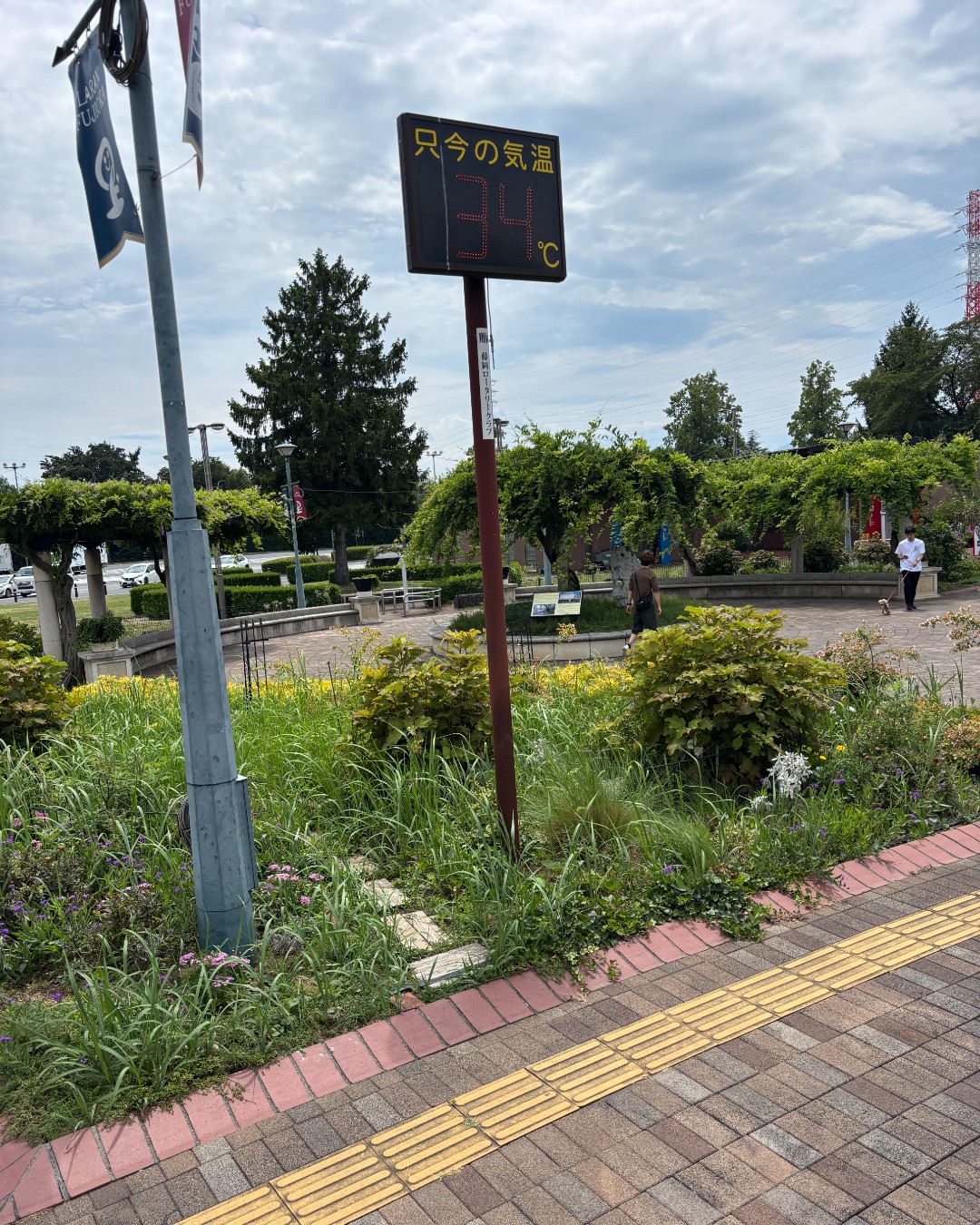 道の駅ららん藤岡で34度を表示する気温計