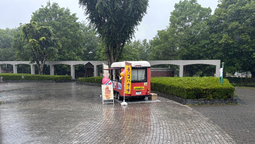雨の日の広場に出店していたキッチンカー