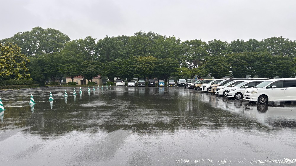雨の日に駐車場から壬生町おもちゃ博物館へ向かう道のり