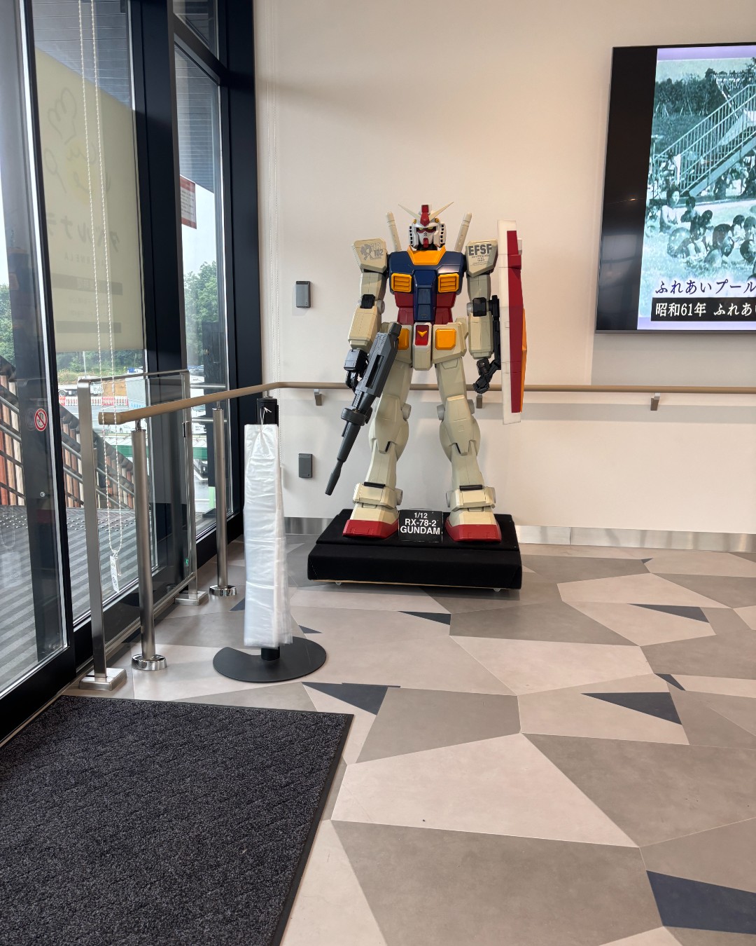 タベルナラ横にあるガンダムの展示