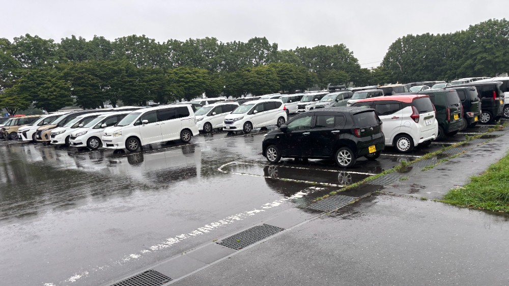 雨の日の駐車場周辺の様子