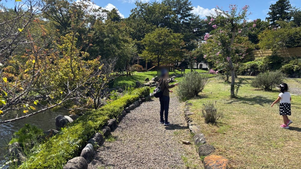 元気あっぷむらの庭園を家族で散策する様子