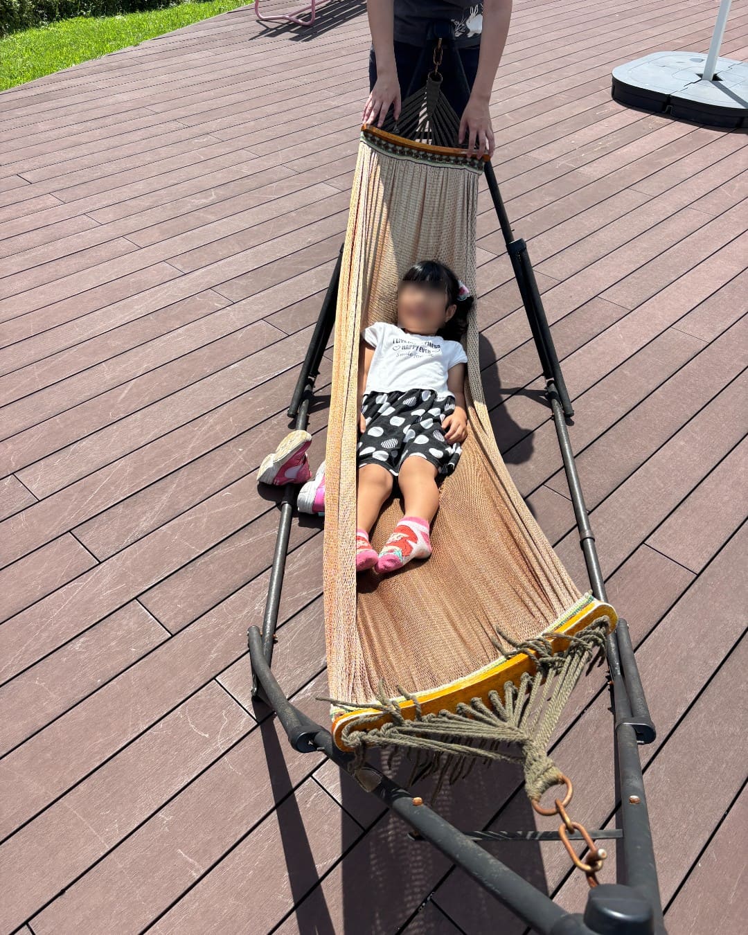 レトロのせがれ隣のハンモックで休む4歳の子ども