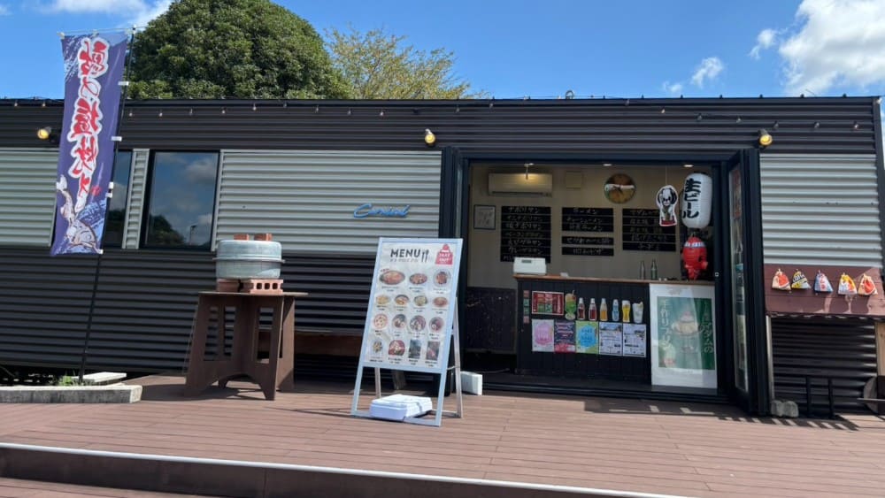 元気あっぷむら円形広場にあるレトロのせがれのトレーラーハウス店舗