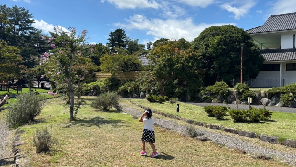 元気あっぷむらの庭園を歩く4歳の子ども