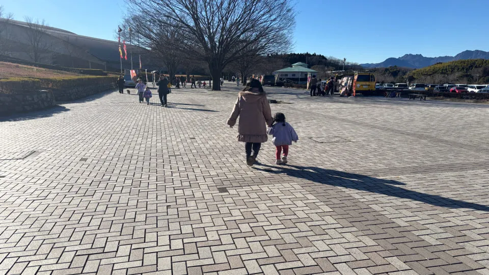 もみじ平総合公園の駐車場から遊具エリアへ歩く様子