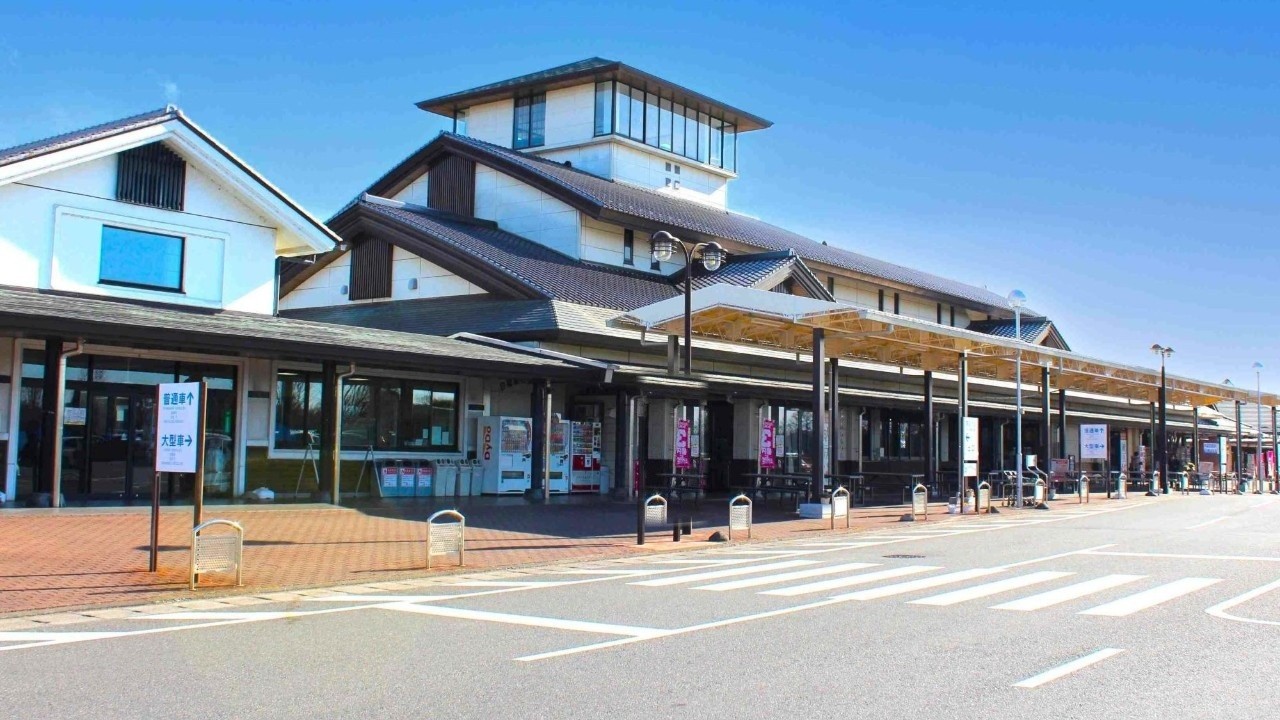 晴れた日の道の駅しもつまの外観